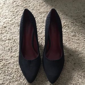 Maurice’s black heels